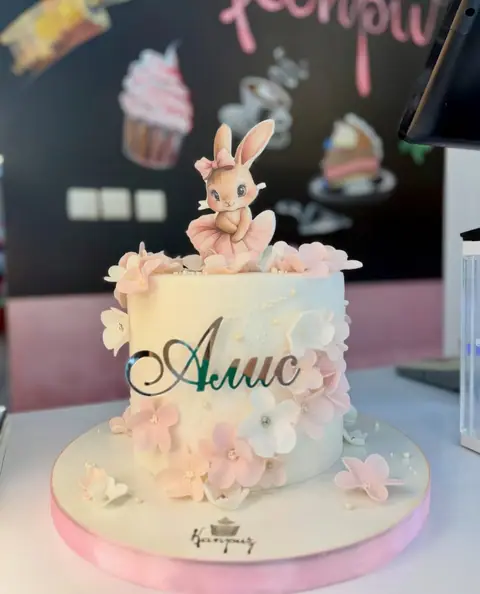 First birthday cakes — fondant, 20 servings