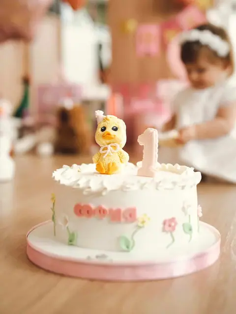 First birthday cakes — cream, 16 servings