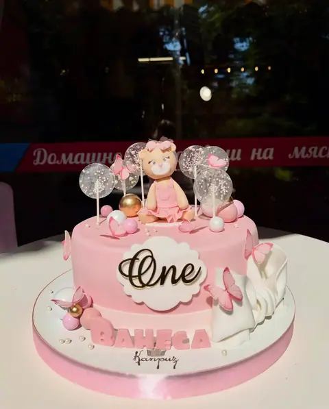 First birthday cakes — fondant, 20 servings