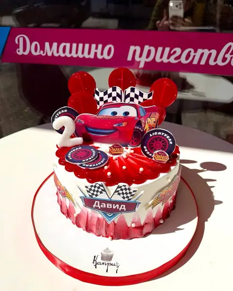 Торти за момчета › Макуин — крем, 16 парчета