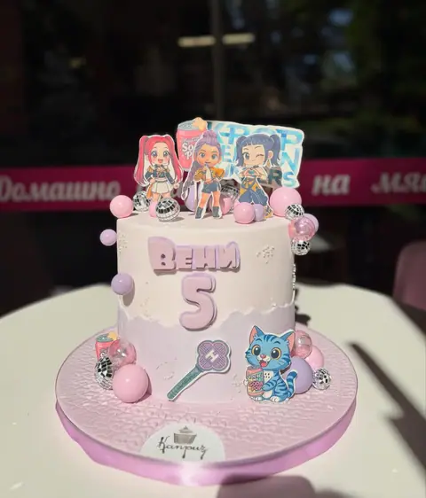 Cakes for girls › K-Pop Demon Hunters — fondant, 20 servings