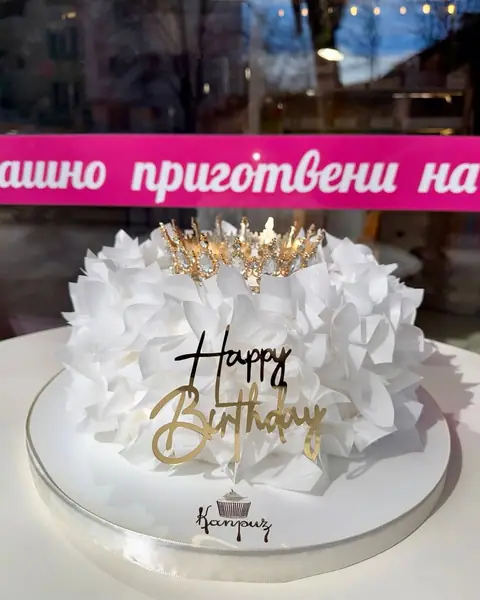 Cakes for girls › Crown — fondant, 16 servings