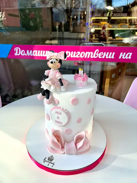 Cakes for girls › Minnie Mouse — fondant, 16 servings