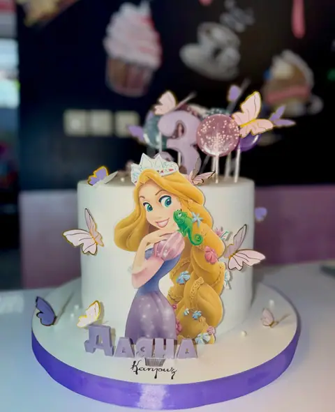 Cakes for girls › Rapunzel — fondant, 32 servings