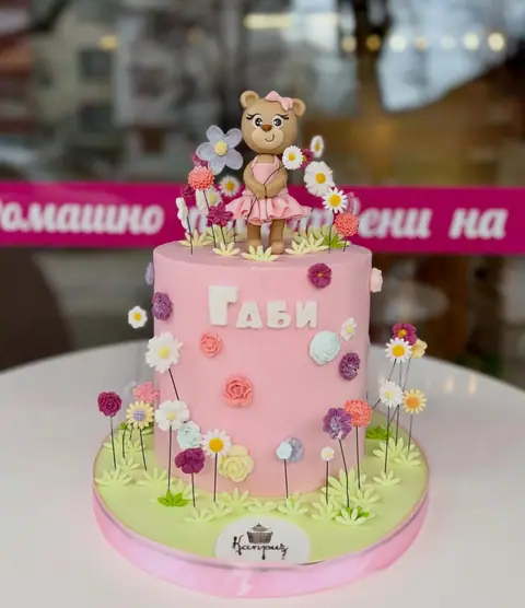 Cakes for girls — fondant, 20 servings