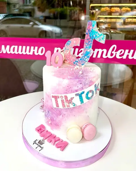 Cakes for girls — fondant, 20 servings