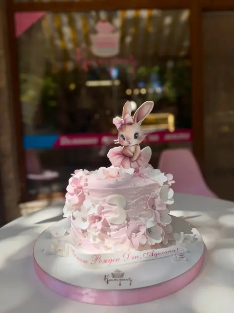 Cakes for girls — cream, 16 servings